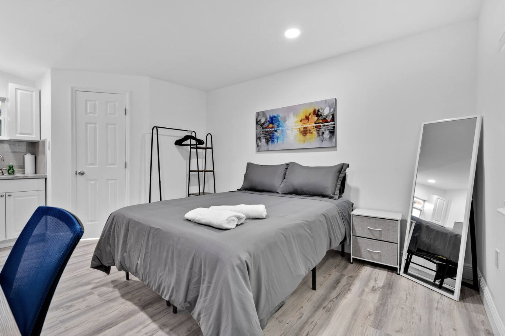 Queen Suite Studio, High Speed Wi-Fi, Full Kitchen