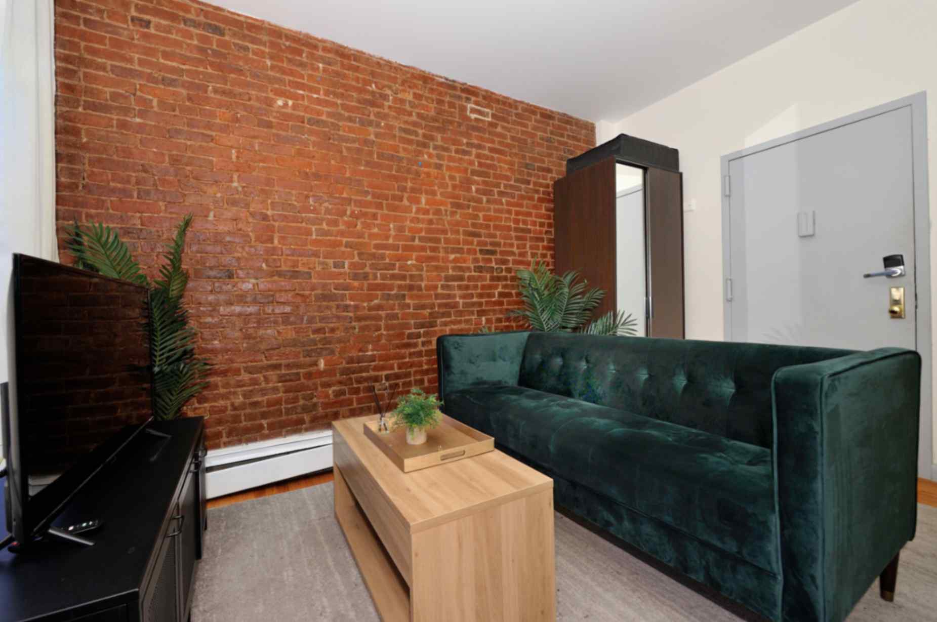 Ground floor 3BR apartment in Midtown west