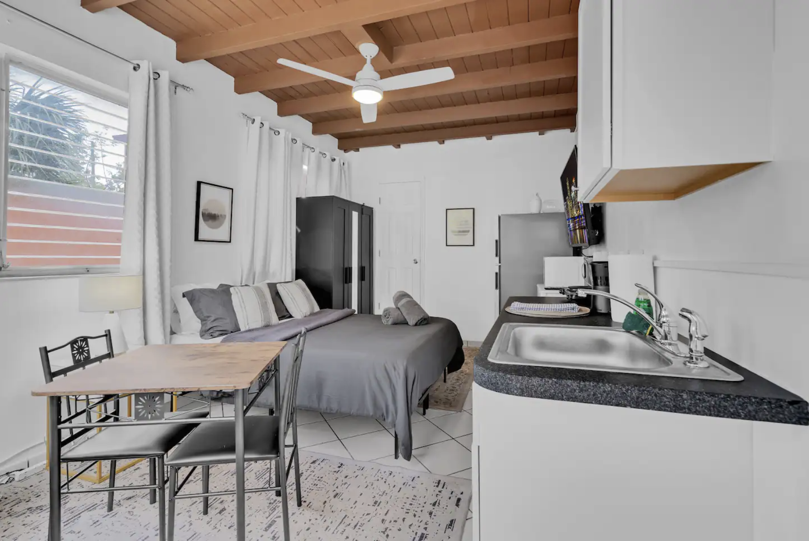 Studio with Queen Bed, TV, Pool, Patio, Wi-Fi, Full Kitchen