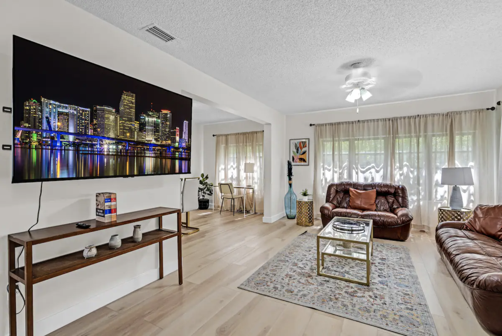 4 Queen Beds, 2 Full Bath, Sleeps 8, Gated Parking