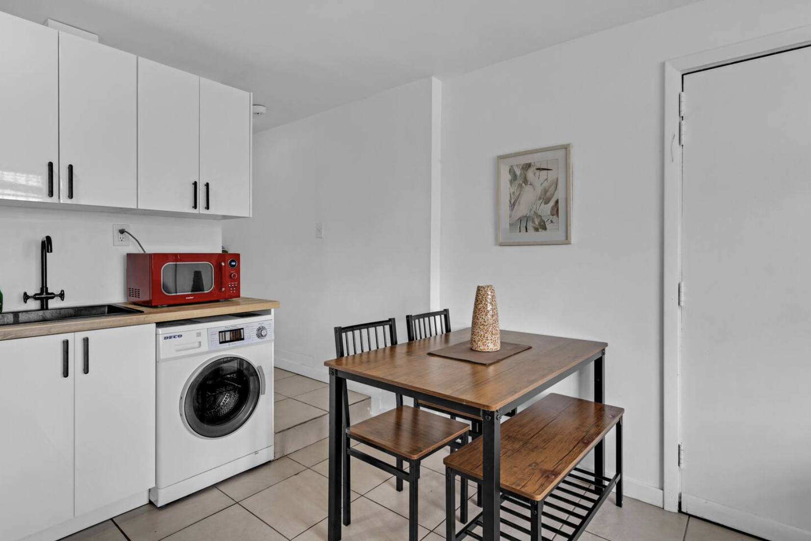 Cozy 2 bedroom apartment with Laundry
