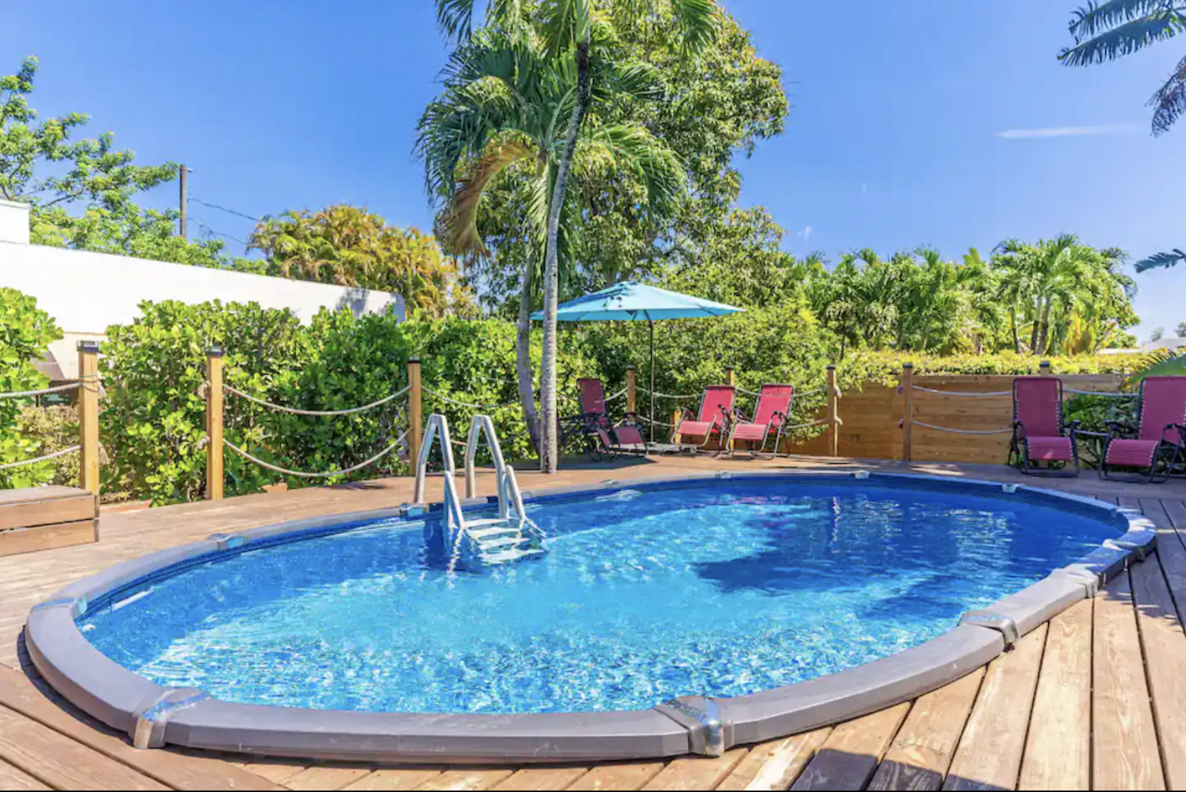 Spacious 5 Bedroom 2 Bath house with Pool, Deck, Patio, BBQ, 6 Beds 2 Baths, Parking