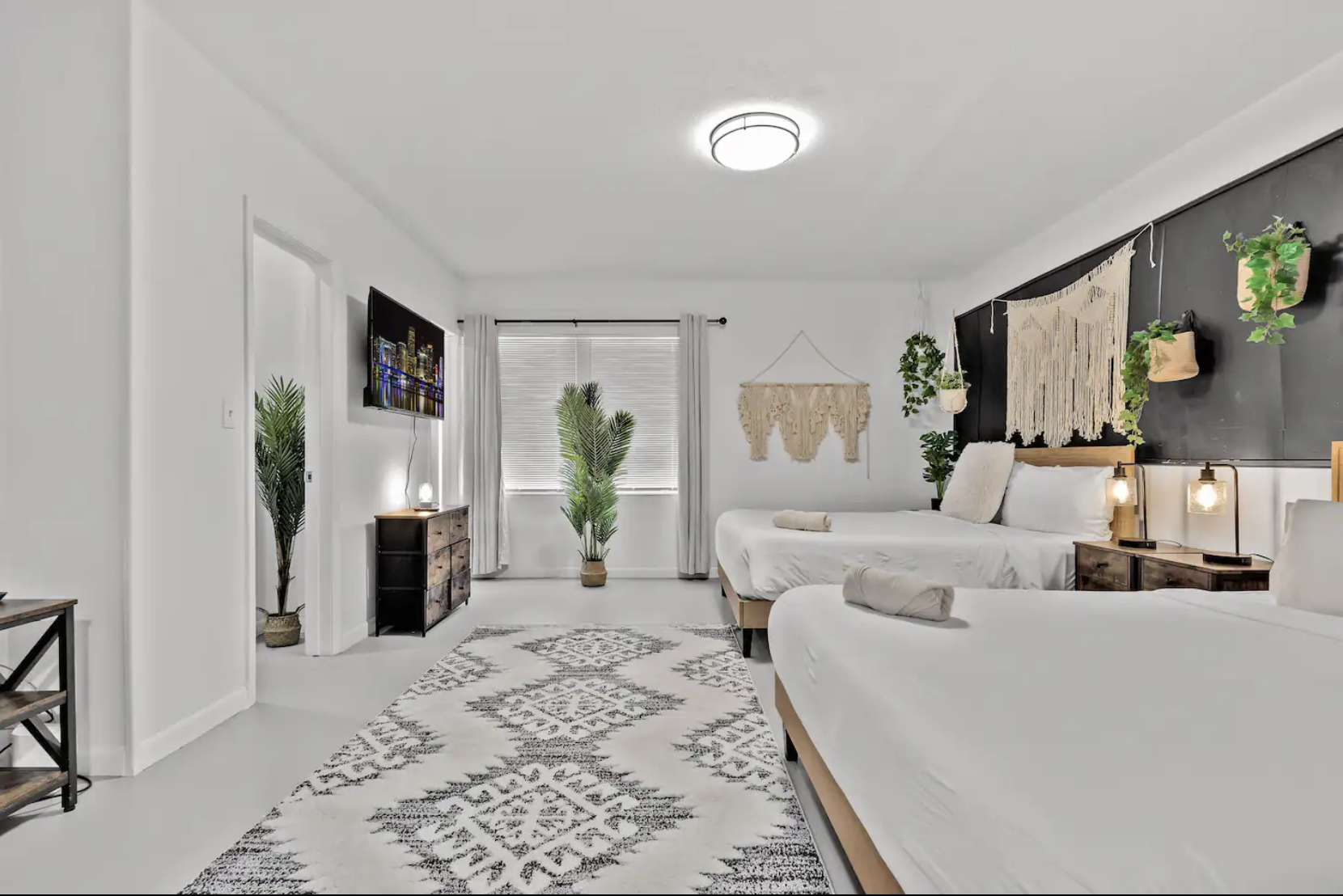 4 Queen Beds, 2 Bath, Office, Parking, Laundry